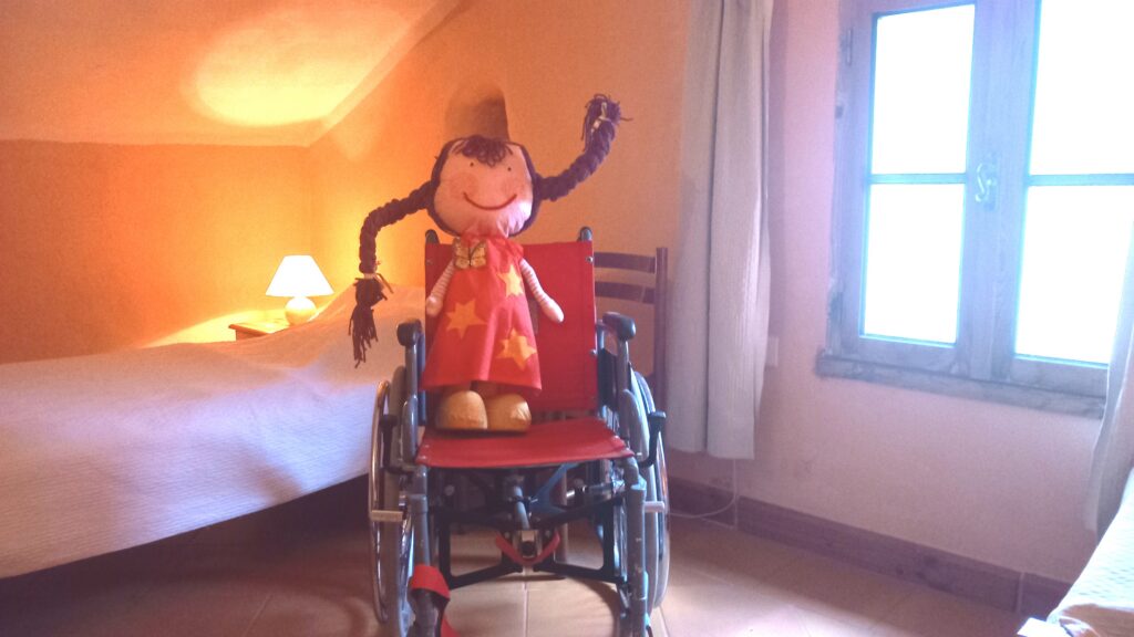Une chambre spatieuse accessible aux personnes en fauteuil