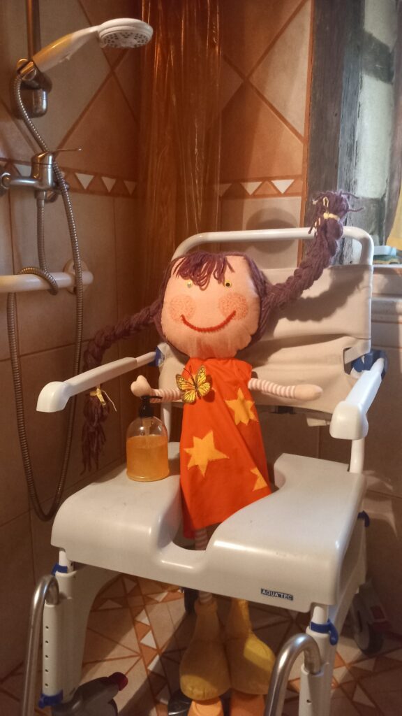 Juliette dans la douche accessible PMR avec le fauteuil adapté