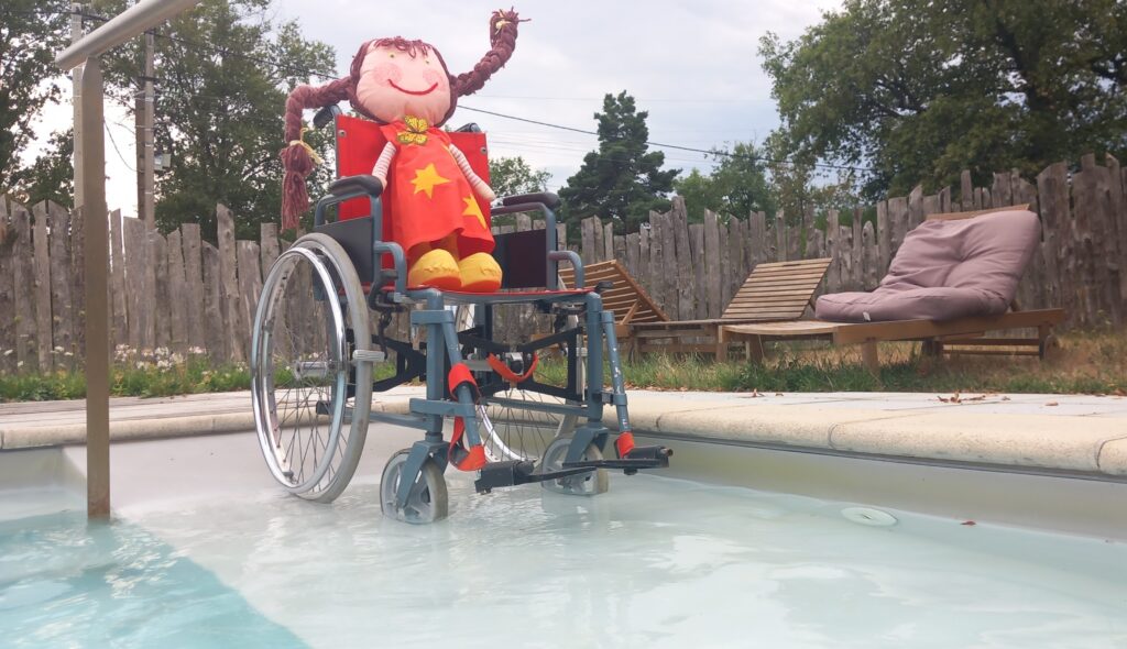Accès rampe et fauteuil de mise à l'eau : Fini les acrobaties ou les déconvenues. Une rampe douce équipée de barres de maintien et notre fauteuil de piscine permettent d'entrer et de sortir du bassin en toute sécurité et à votre rythme.
