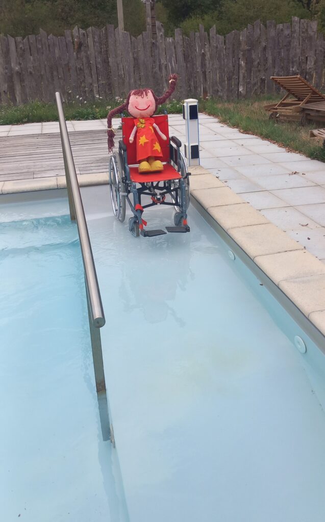 Accès à la piscine avec la rampe en pente douce pour les PMR
